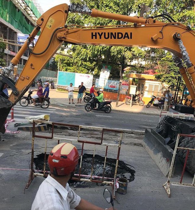 Sau tiếng nổ lớn, hố “tử thần” xuất hiện liên tiếp nuốt chửng đất đá trên đường phố Sài Gòn - Ảnh 3.