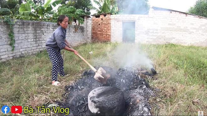 Bà Tân lần đầu tiên phải ăn một mình vì làm món khổng lồ nhưng thất bại, nướng gà úp xoong nhưng mở ra thì hoá... thiên nga đen thui - Ảnh 8.