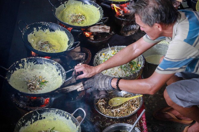 Về miền Tây thăm thú “ngôi chùa bánh xèo” độc nhất vô nhị - đãi khách ăn bánh xèo chay miễn phí - Ảnh 4.