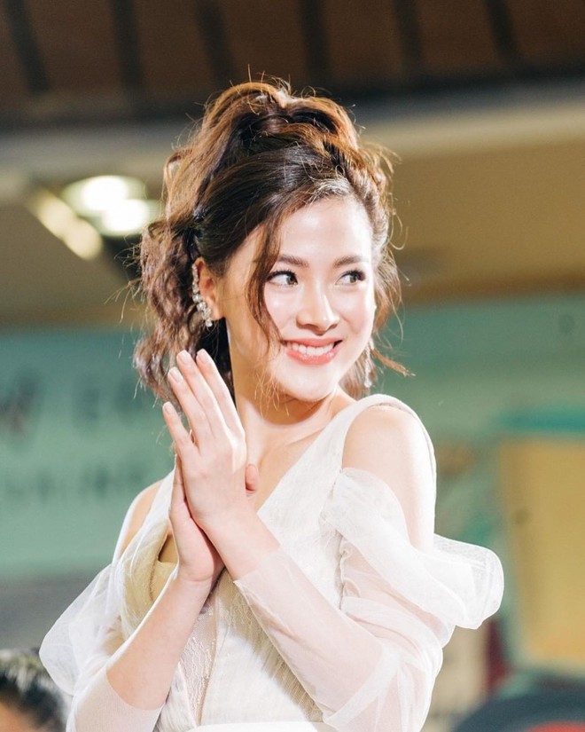 Mỹ nh&acirc;n Chiếc l&aacute; bay Baifern xinh như nữ thần trong tiệc sinh nhật sớm, v&ograve;ng 1 o &eacute;p h&uacute;t mắt người nh&igrave;n - Ảnh 7.