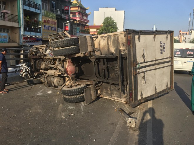 TP. HCM: Xe tải t&ocirc;ng văng dải ph&acirc;n c&aacute;ch rồi lao v&agrave;o th&agrave;nh cầu, c&ocirc; g&aacute;i bị mắc kẹt g&agrave;o kh&oacute;c k&ecirc;u cứu  - Ảnh 2.