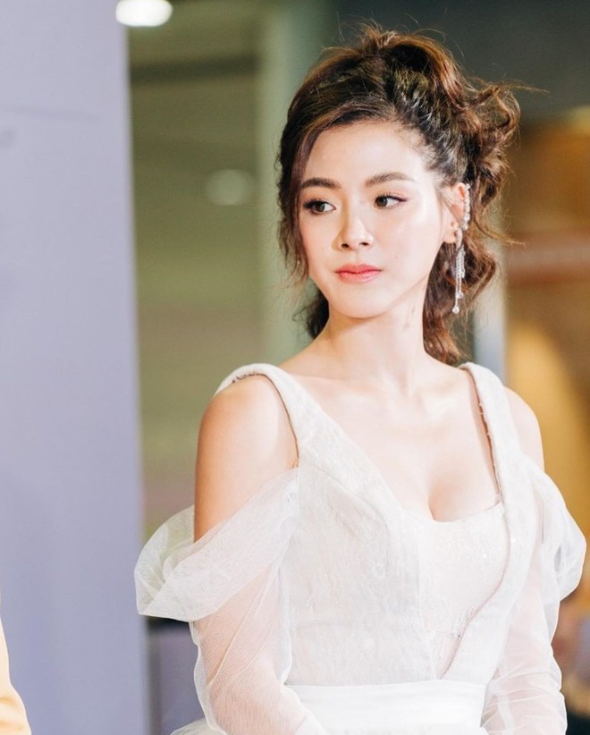 Mỹ nh&acirc;n Chiếc l&aacute; bay Baifern xinh như nữ thần trong tiệc sinh nhật sớm, v&ograve;ng 1 o &eacute;p h&uacute;t mắt người nh&igrave;n - Ảnh 2.