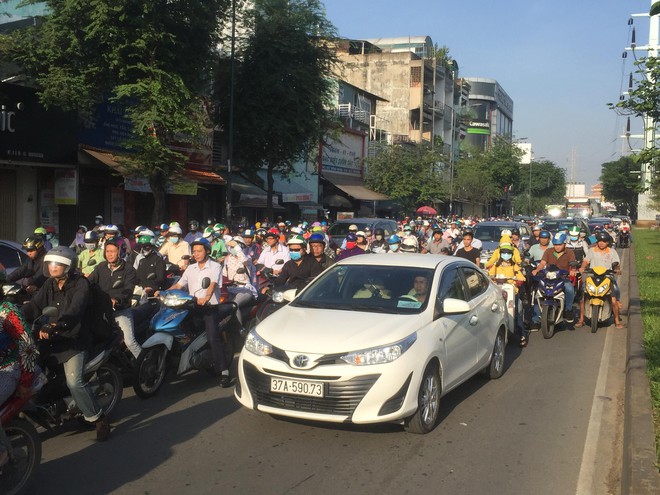 TP. HCM: Xe tải tông văng dải phân cách rồi lao vào thành cầu, cô gái bị mắc kẹt gào khóc kêu cứu  - Ảnh 3.