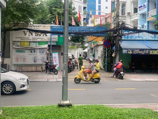 Khởi tố vụ án xâm hại chỗ ở trong vụ thẩm phán và giảng viên bị tố bắt cóc 3 cháu nhỏ ở Sài Gòn - Ảnh 4.