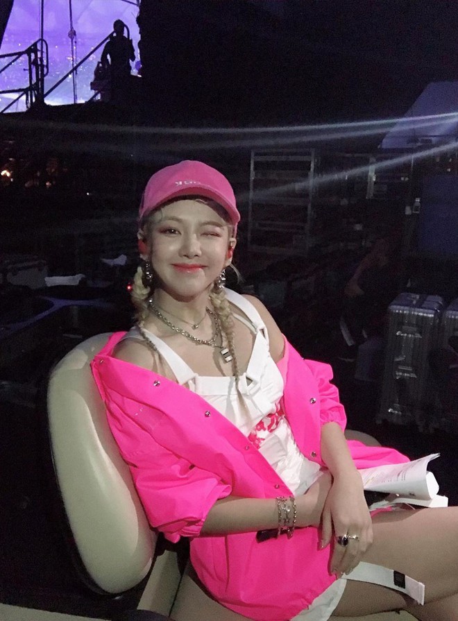 Ai bảo hồng sen, tím lịm là quê là sến, các sao Hàn vẫn diện đầy cả ra đây này! - Ảnh 8.