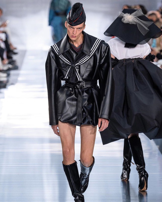 Mẫu nam với màn catwalk oằn tà là vằn gây sốt Paris Fashion Week khiến Rihanna cũng phải ấn tượng, bấm follow trên Instagram - Ảnh 3.