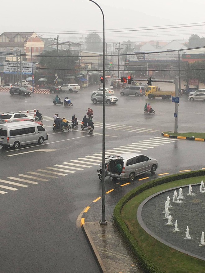 Chiếc ô tô dừng bên góc đường mở cửa cho tài xế xe ôm ngồi trú mưa, hình ảnh đẹp dưới cơn mưa lạnh khiến bao người ấm lòng - Ảnh 2.