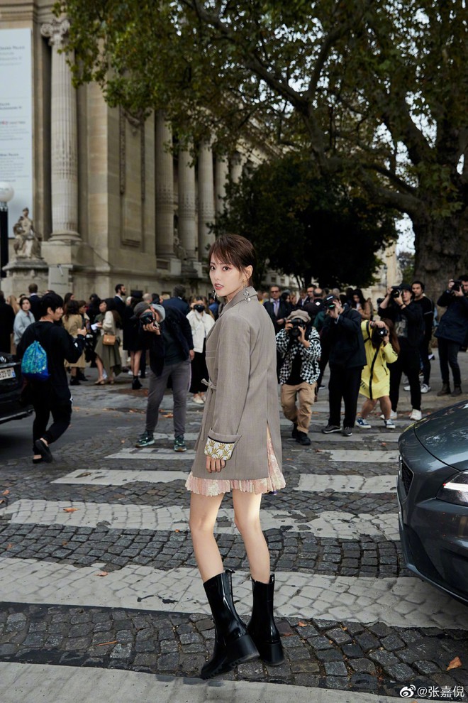 “Mỹ nhân đẹp nhất Diên Hi Công Lược” tại Paris Fashion Week: Style đẳng cấp, thần thái kiêu sa lấn át cả đàn em đi cùng - Ảnh 2.
