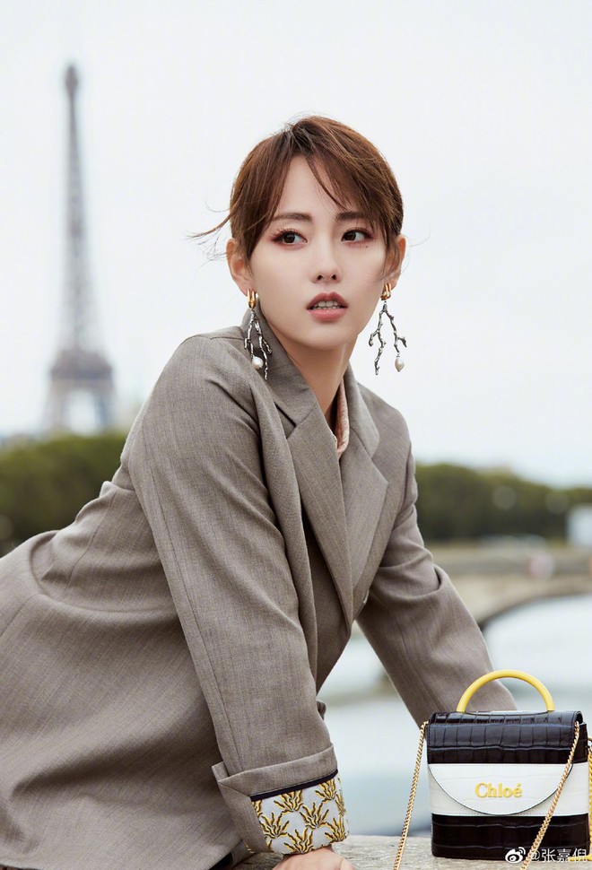 “Mỹ nhân đẹp nhất Diên Hi Công Lược” tại Paris Fashion Week: Style đẳng cấp, thần thái kiêu sa lấn át cả đàn em đi cùng - Ảnh 3.