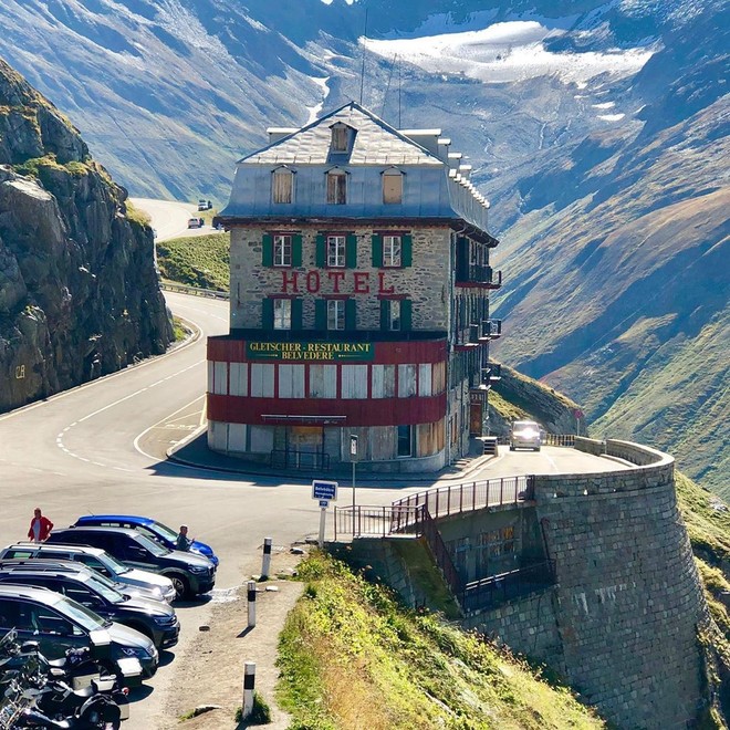 Khách sạn 4 mặt tiền nằm cheo leo trên con dốc cao 2.429 m trên đỉnh núi Alps chính là nơi hoàn hảo dành cho hội ghét cả thế giới!   - Ảnh 10.