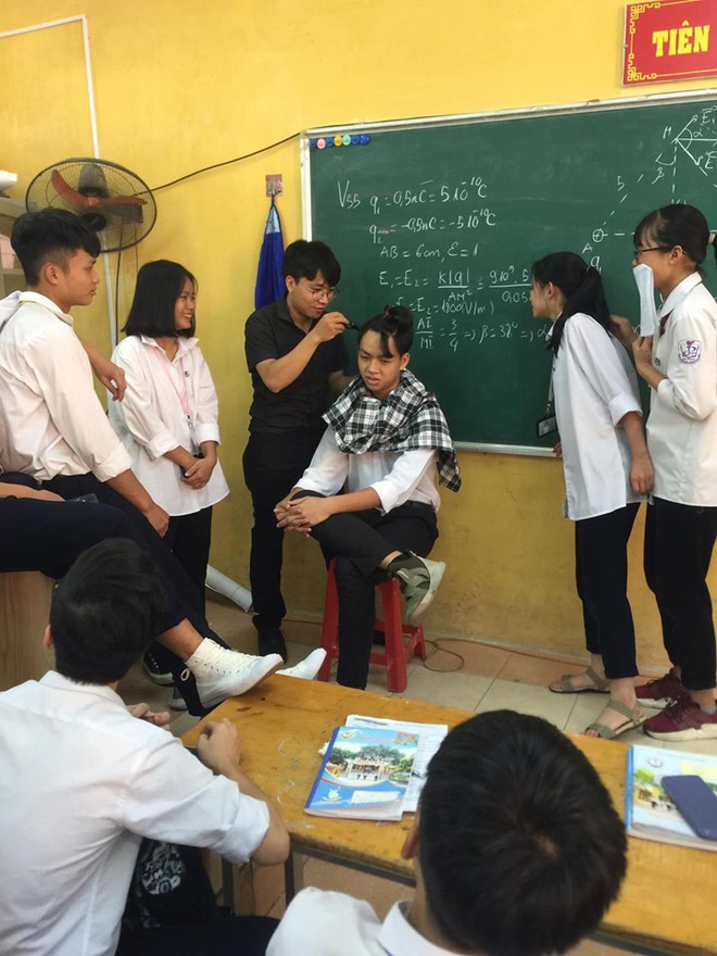 Thầy gi&aacute;o trường người người ta: Đ&atilde; trẻ đẹp lại c&ograve;n ki&ecirc;m lu&ocirc;n &ldquo;stylist&rdquo; t&oacute;c cho học sinh - Ảnh 1.