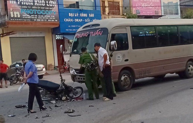  Ô tô khách lấn làn tông trực diện xe máy, nam sinh lớp 9 tử vong tại chỗ  - Ảnh 1.