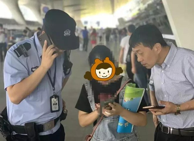 B&agrave; nội đưa ch&aacute;u đi học rồi biến mất b&iacute; ẩn, l&yacute; do cũng l&agrave; lời cảnh tỉnh của c&aacute;c bậc cha mẹ - Ảnh 1.