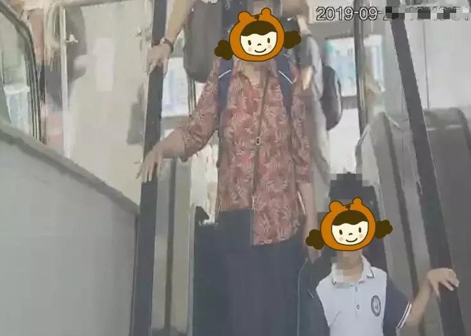 B&agrave; nội đưa ch&aacute;u đi học rồi biến mất b&iacute; ẩn, l&yacute; do cũng l&agrave; lời cảnh tỉnh của c&aacute;c bậc cha mẹ - Ảnh 2.