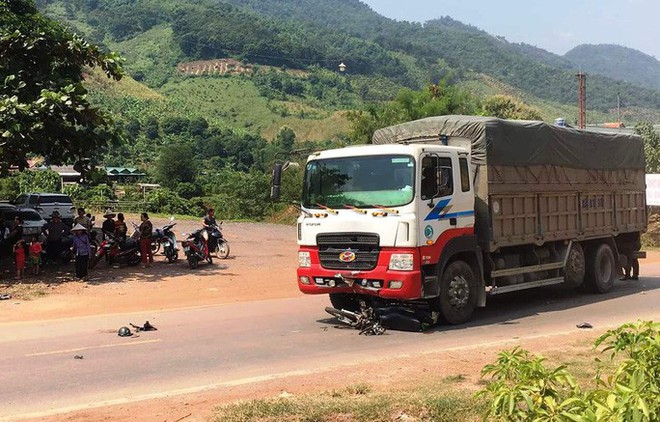 Tông vào xe tải biển số Lào, cô gái 19 tuổi đi xe máy tử vong  - Ảnh 1.