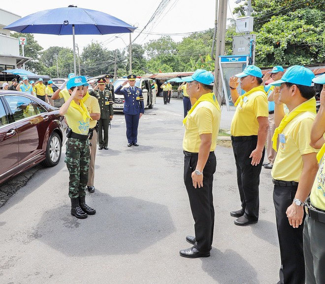 Hoàng quý phi Thái Lan lẻ loi đi sự kiện một mình, gây bất ngờ với phong cách hoàn toàn trái ngược với Hoàng hậu - Ảnh 4.