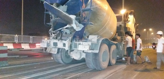 Xe bồn h&uacute;c bay 20m dải ph&acirc;n c&aacute;ch tr&ecirc;n cầu Thanh Tr&igrave;, 4 sinh vi&ecirc;n nhập viện trong đ&ecirc;m - Ảnh 2.