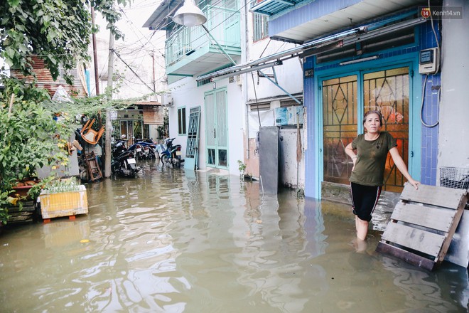 Ảnh: Triều cường gần đạt đỉnh gây ngập cả khu phố Sài Gòn, có gia đình vừa đứng vừa ăn cơm, có nhà ngập gần tới nóc - Ảnh 5.