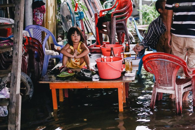 Ảnh: Triều cường gần đạt đỉnh gây ngập cả khu phố Sài Gòn, có gia đình vừa đứng vừa ăn cơm, có nhà ngập gần tới nóc - Ảnh 16.