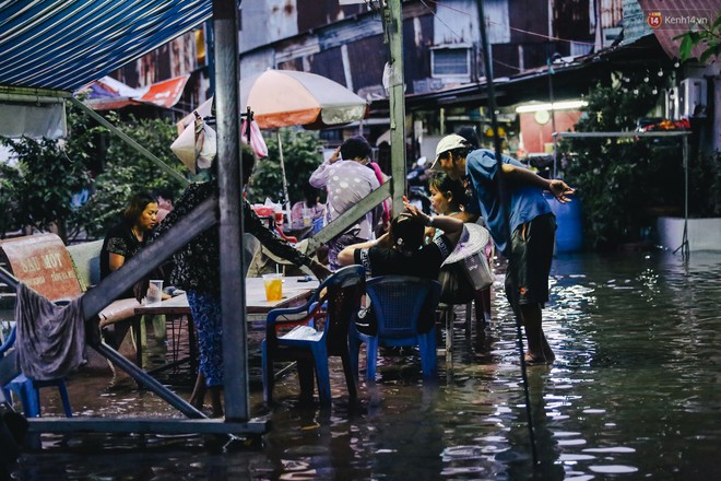 Ảnh: Triều cường gần đạt đỉnh gây ngập cả khu phố Sài Gòn, có gia đình vừa đứng vừa ăn cơm, có nhà ngập gần tới nóc - Ảnh 19.