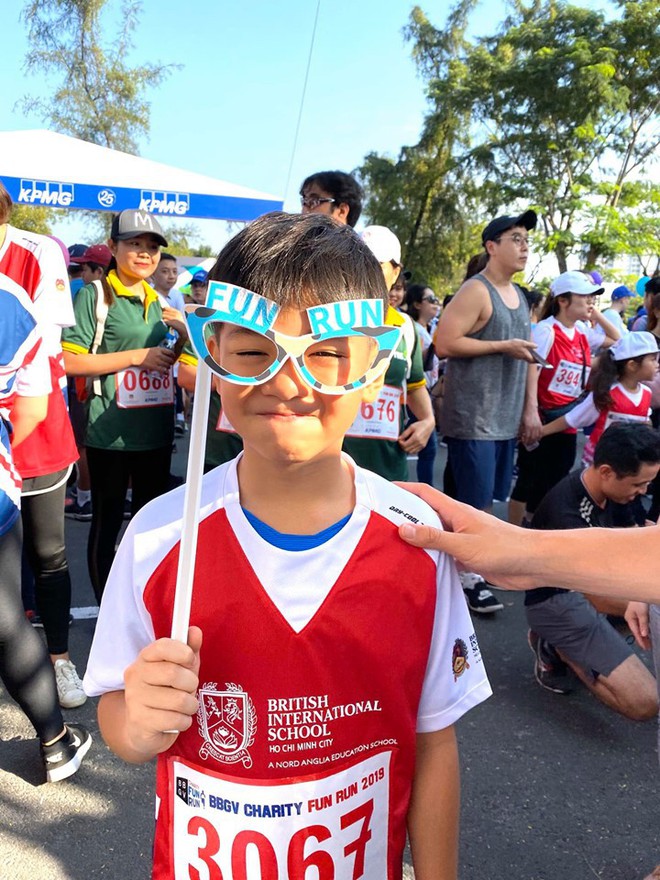 Màn đụng độ lần đầu tiên của Cường Đô La và Kim Lý, cùng đưa Subeo đi chạy marathon gây quỹ từ thiện - Ảnh 3.