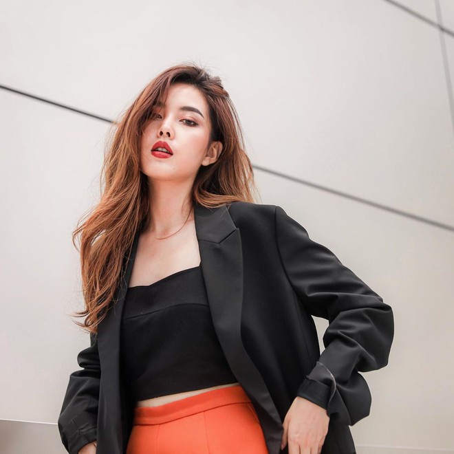 Để diện blazer sexy mà không bị dừ, các nàng nên sắm ngay crop top hoặc áo lót thật xịn - Ảnh 1.