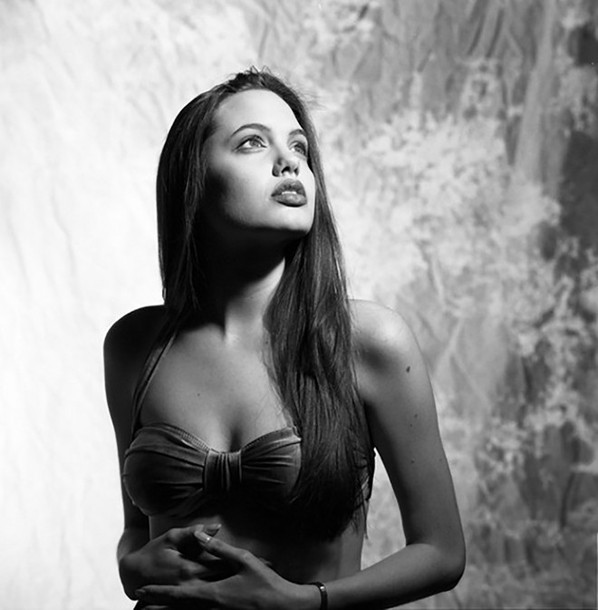 Hot trở lại bộ ảnh năm 16 tuổi xinh đẹp ngút ngàn của Angelina Jolie: Thế này bảo sao Brad Pitt từng mê như điếu đổ! - Ảnh 1.
