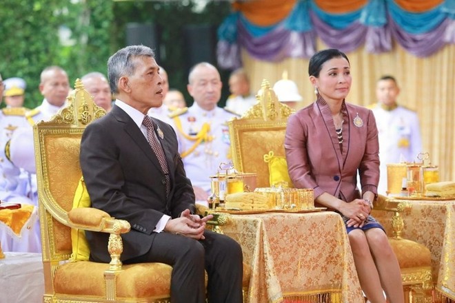 Trong khi Hoàng quý phi lẻ loi đi sự kiện một mình, Hoàng hậu Thái Lan lại vui vẻ, sánh vai tình cảm với nhà vua thế này đây - Ảnh 2.