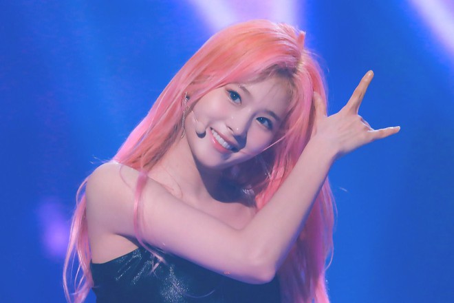 Rất chuyên nghiệp và nhanh trí, Sana (Twice) đã xử lý sự cố phụ kiện ngay trước khi bị netizen nhìn ra - Ảnh 5.