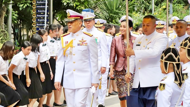 Trong khi Hoàng quý phi lẻ loi đi sự kiện một mình, Hoàng hậu Thái Lan lại vui vẻ, sánh vai tình cảm với nhà vua thế này đây - Ảnh 4.