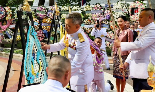 Trong khi Hoàng quý phi lẻ loi đi sự kiện một mình, Hoàng hậu Thái Lan lại vui vẻ, sánh vai tình cảm với nhà vua thế này đây - Ảnh 5.