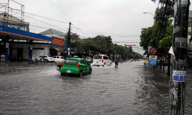 Nghệ An: Mưa to li&ecirc;n tục từ đ&ecirc;m đến s&aacute;ng, TP Vinh ngập s&acirc;u trong biển nước - Ảnh 2.