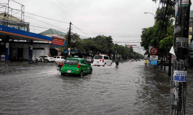 Nghệ An: Mưa to liên tục từ đêm đến sáng, TP Vinh ngập sâu trong biển nước - Ảnh 2.