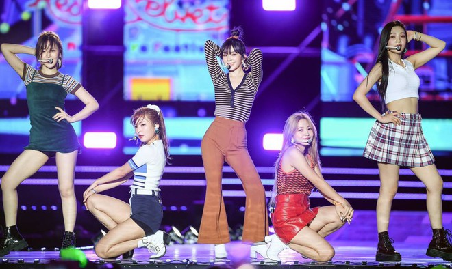 Để Wendy diện váy siêu ngắn đến hớ hênh trên sân khấu, stylist của Red Velvet lại khiến netizen sôi máu - Ảnh 1.