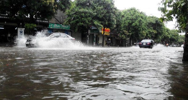 Nghệ An: Mưa to liên tục từ đêm đến sáng, TP Vinh ngập sâu trong biển nước - Ảnh 3.