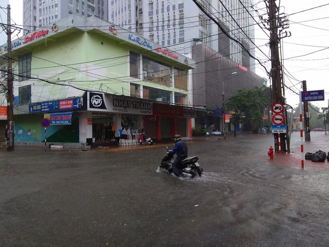 Nghệ An: Mưa to liên tục từ đêm đến sáng, TP Vinh ngập sâu trong biển nước - Ảnh 4.