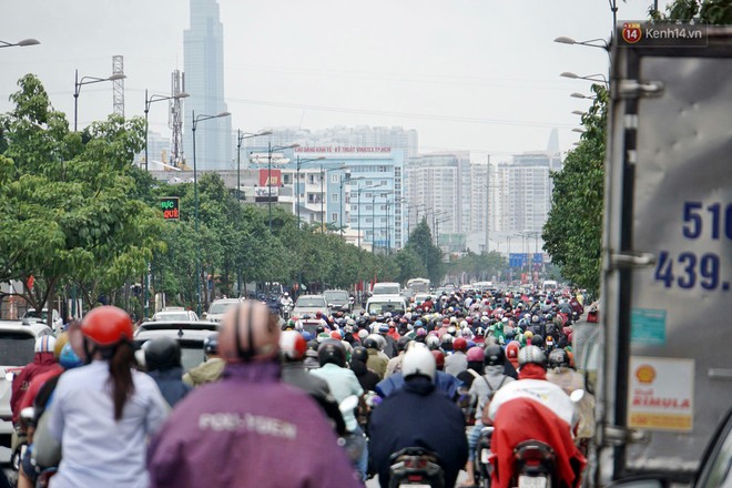 Hàng loạt tuyến đường cửa ngõ Sài Gòn tắc nghẽn kinh hoàng trong ngày làm việc đầu tiên sau kỳ nghỉ lễ - Ảnh 5.