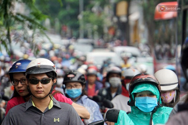 Hàng loạt tuyến đường cửa ngõ Sài Gòn tắc nghẽn kinh hoàng trong ngày làm việc đầu tiên sau kỳ nghỉ lễ - Ảnh 4.