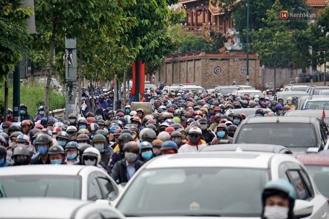 Hàng loạt tuyến đường cửa ngõ Sài Gòn tắc nghẽn kinh hoàng trong ngày làm việc đầu tiên sau kỳ nghỉ lễ - Ảnh 8.