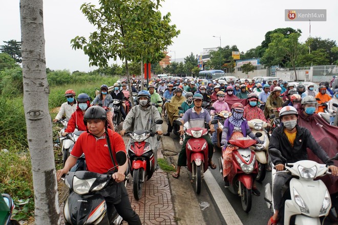 Hàng loạt tuyến đường cửa ngõ Sài Gòn tắc nghẽn kinh hoàng trong ngày làm việc đầu tiên sau kỳ nghỉ lễ - Ảnh 7.