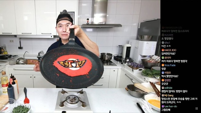 Đầu bếp fan cuồng Faker: Siêu đẹp trai, nổi tiếng Hàn Quốc vừa livestream làm hamburger cực đẹp mừng SKT vô địch LCK - Ảnh 1.