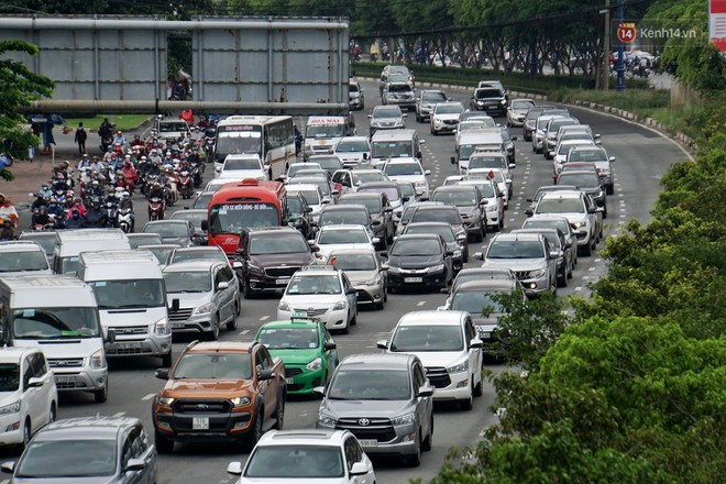 Hàng loạt tuyến đường cửa ngõ Sài Gòn tắc nghẽn kinh hoàng trong ngày làm việc đầu tiên sau kỳ nghỉ lễ - Ảnh 2.