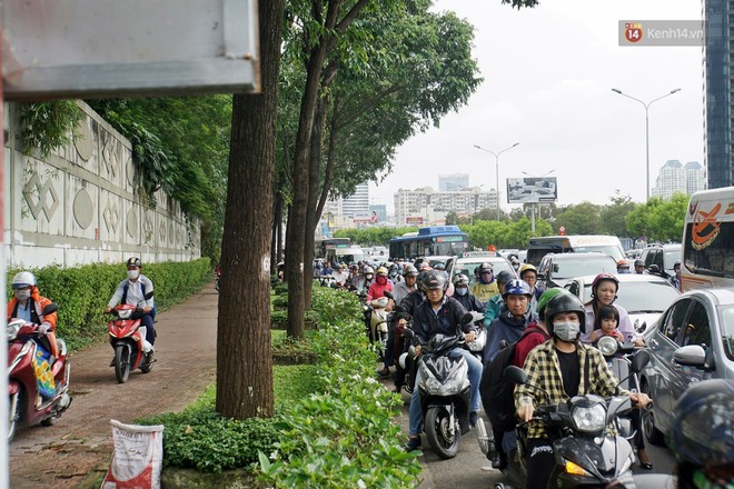 Hàng loạt tuyến đường cửa ngõ Sài Gòn tắc nghẽn kinh hoàng trong ngày làm việc đầu tiên sau kỳ nghỉ lễ - Ảnh 6.