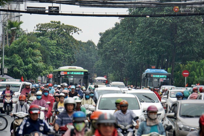 Hàng loạt tuyến đường cửa ngõ Sài Gòn tắc nghẽn kinh hoàng trong ngày làm việc đầu tiên sau kỳ nghỉ lễ - Ảnh 3.