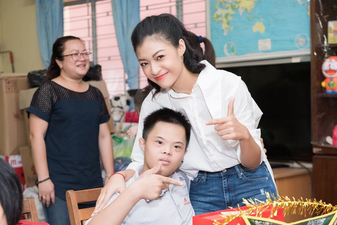H&agrave;nh động đẹp được Missiology ch&uacute; &yacute; của Hoa hậu Quốc tế Mariem Velazco v&agrave; Top 3 Miss World Việt ng&agrave;y Tết Trung thu - Ảnh 11.