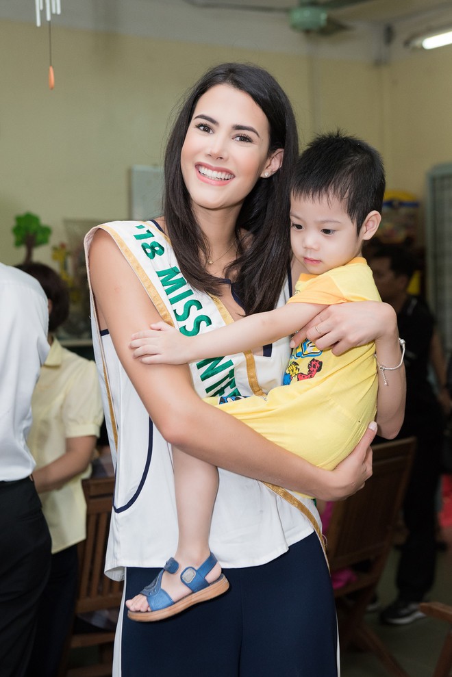 H&agrave;nh động đẹp được Missiology ch&uacute; &yacute; của Hoa hậu Quốc tế Mariem Velazco v&agrave; Top 3 Miss World Việt ng&agrave;y Tết Trung thu - Ảnh 3.