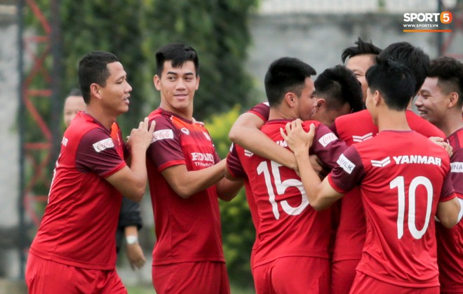 Văn To&agrave;n đuổi đồng đội trong tr&ograve; chơi cực dễ g&acirc;y mất t&igrave;nh anh em ở tuyển Việt Nam - Ảnh 6.