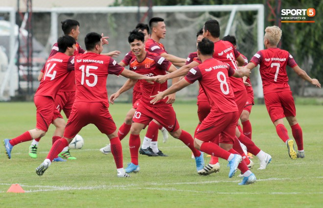 Văn To&agrave;n đuổi đồng đội trong tr&ograve; chơi cực dễ g&acirc;y mất t&igrave;nh anh em ở tuyển Việt Nam - Ảnh 3.