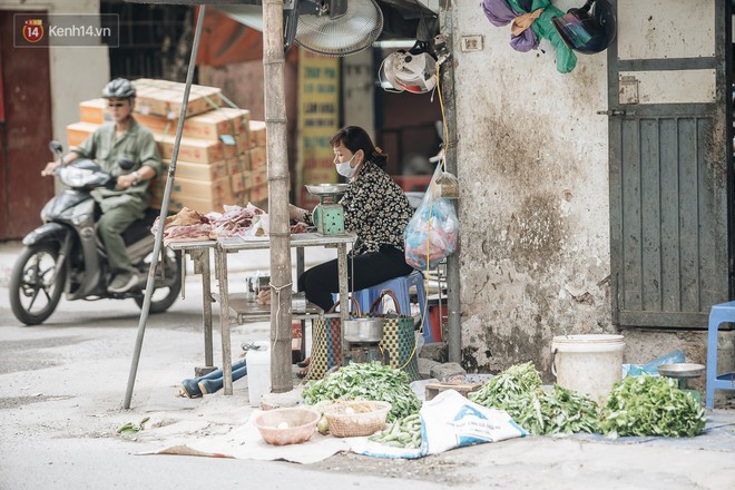 Một tuần sau vụ cháy kho Rạng Đông: Người dân sống cùng khẩu trang nhưng chợ cóc, quán ăn vẫn tấp nập như trước - Ảnh 12.