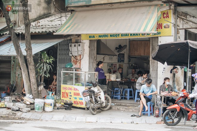 Một tuần sau vụ cháy kho Rạng Đông: Người dân sống cùng khẩu trang nhưng chợ cóc, quán ăn vẫn tấp nập như trước - Ảnh 3.